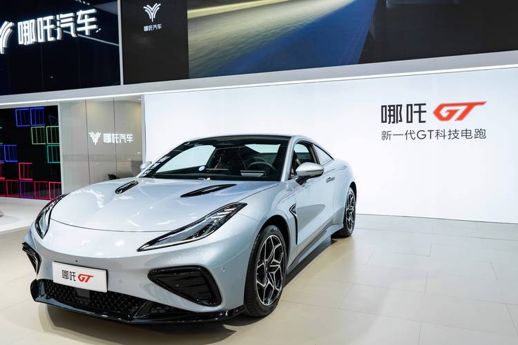 东莞302哪吒汽车在智能汽车领域的表现，领途汽车在新能源汽车市场中的影响力